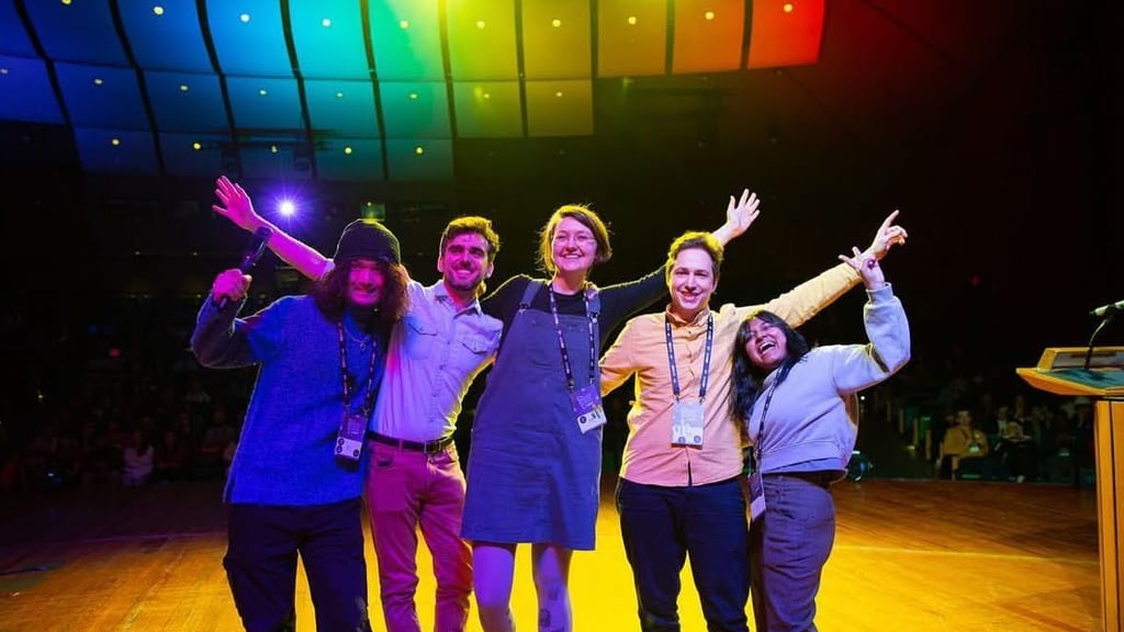 Das Team, zu dem Felix Herbst (2. von rechts) und Katja Rempel (Mitte) aus Halle gehörten, räumte beim „MIT Reality Hack“ ab.