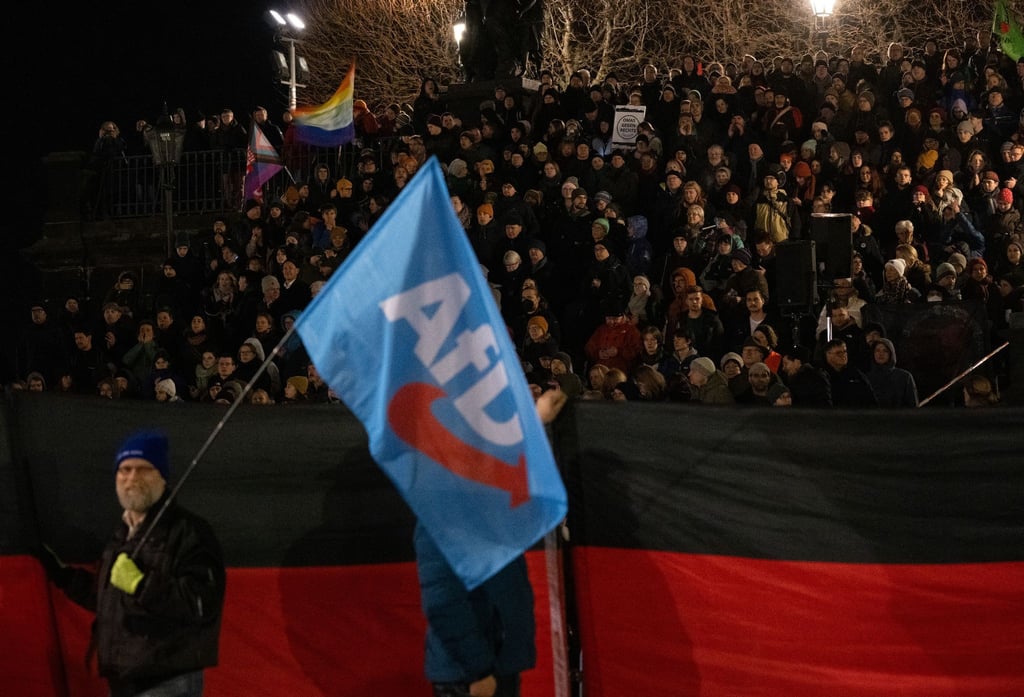 Teilnehmer einer Gegendemonstration der Initiative Herz statt Hetze (hinten) nehmen am Protest gegen eine angekündigte Demonstration der rechtsextremistischen Bewegung Pegida am Schlossplatz teil.