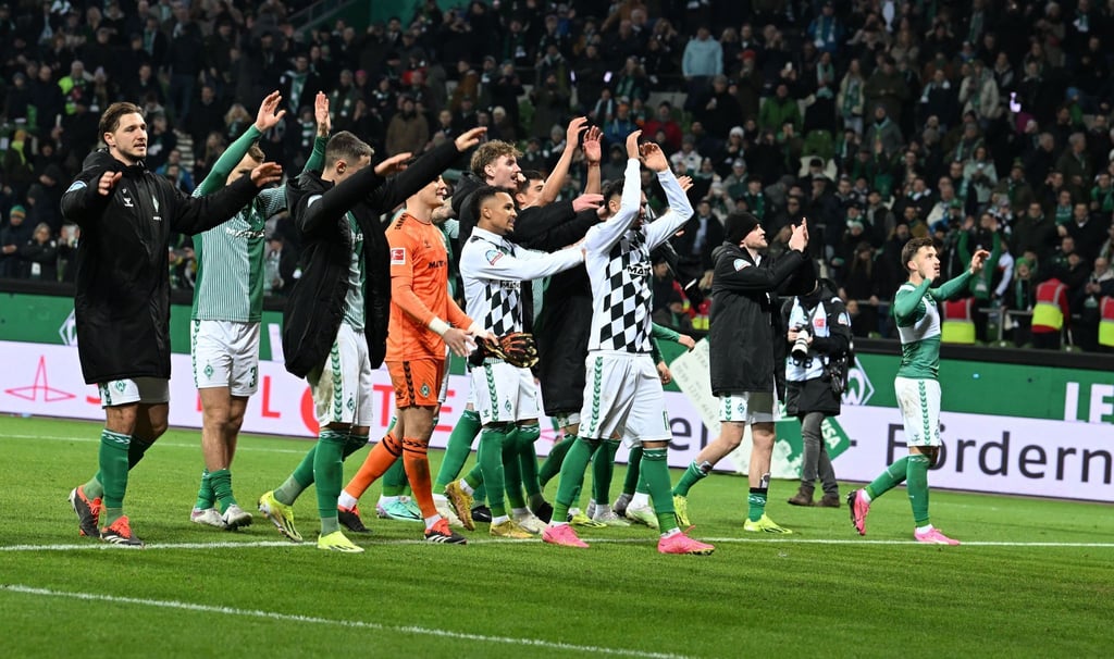 Das Team von Werder feiert mit den Fans den Sieg.