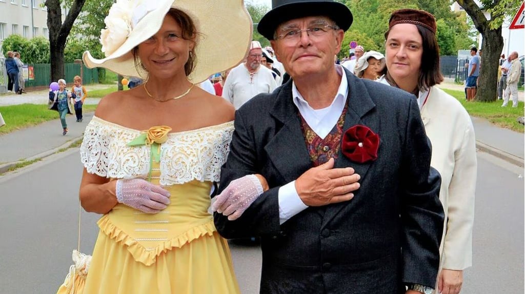 Dr. Johann Wilhelm Tolberg nebst Gattin: Waldemar Liedicke und Andrea Silber stellen die Figuren zum Umzug des Statdfestes dar.