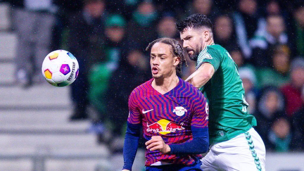 Anthony Jung (r.) im Zweikampf mit Xavi Simons von RB Leipzig.