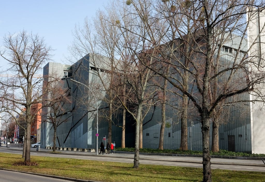 Das Jüdische Museum Berlin zeigt erstmals Arbeiten des Dichters Curt Bloch.