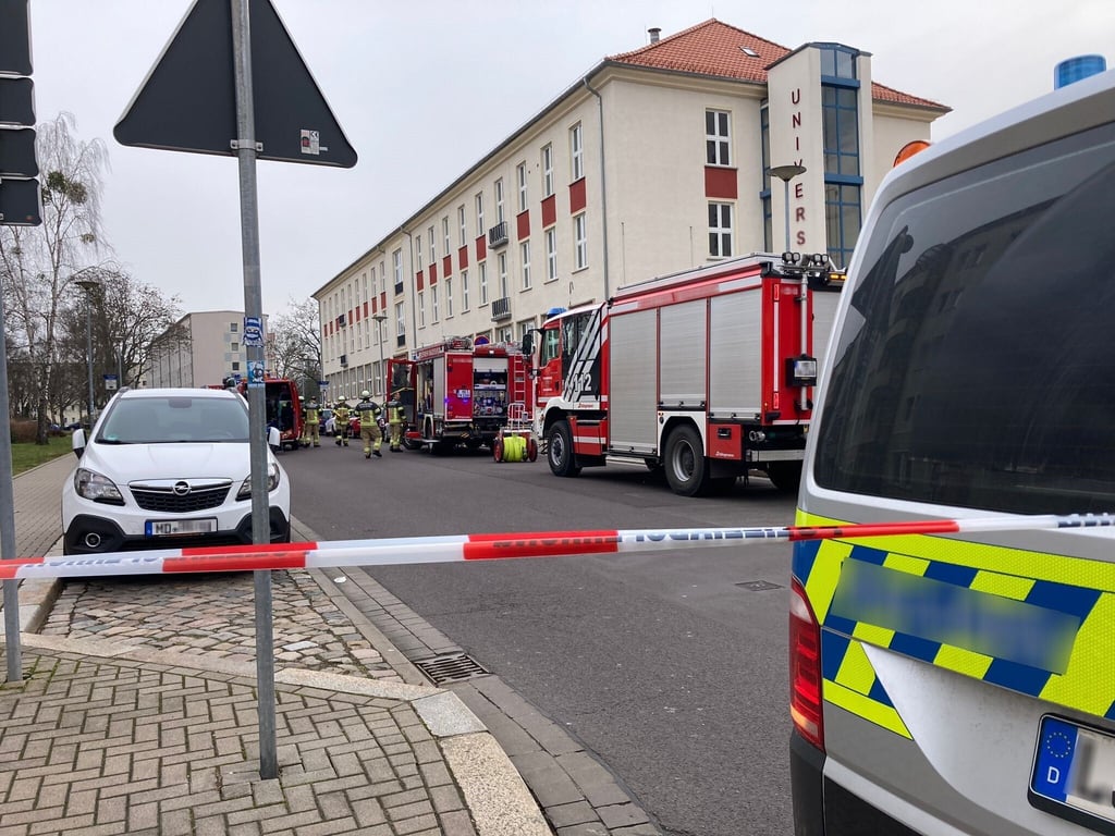Einsatz für Polizei und Berufsfeuerwehr in Magdeburg. Die Steinernetischstraße musste für den Einsatz gesperrt werden.