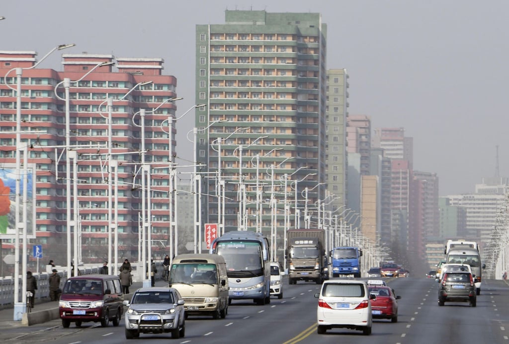 Autos fahren auf einer Straße vor Hochäusern in Pjöngjang entlang. Zwischen Nord- und Südkorea herrscht derzeit Funkstille.