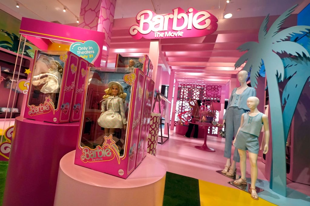 Der „Barbie“-Film hat weltweit mehr als eine Milliarde Dollar eingespielt und auch das zuvor oft schwächelnde Interesse an Barbie-Produkten angekurbelt.