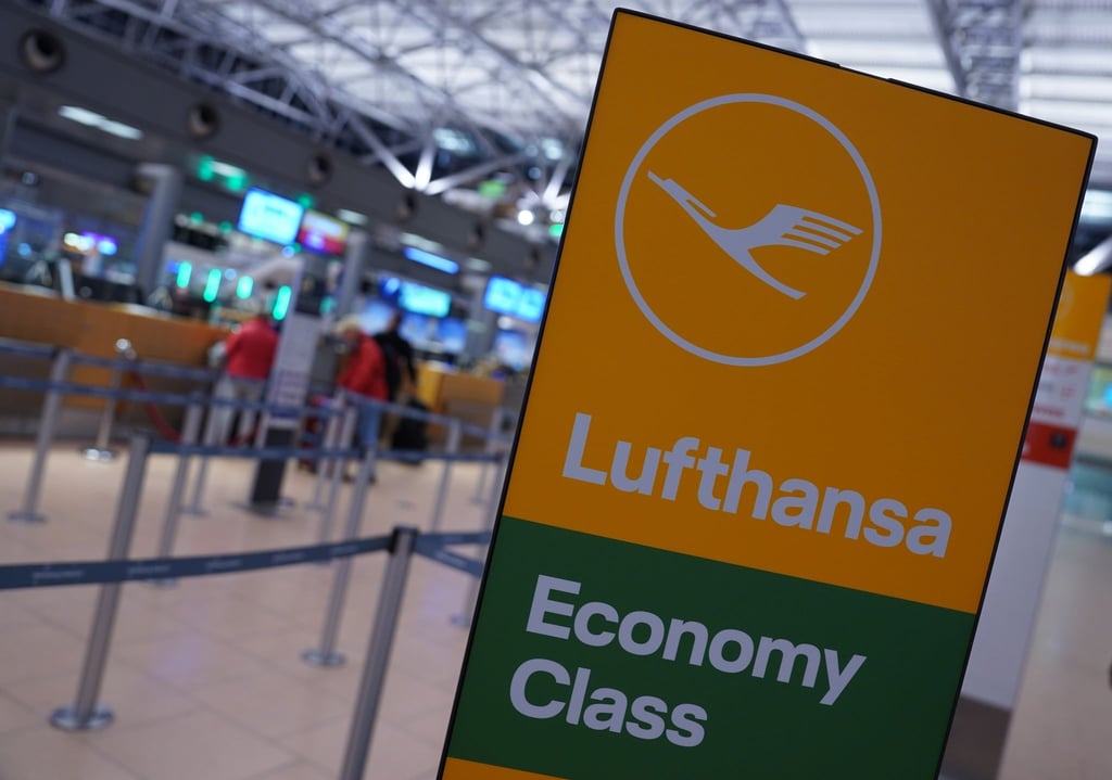 Passagiere am Check-in-Bereich der Lufthansa im Terminal 2 am Flughafen in Hamburg.