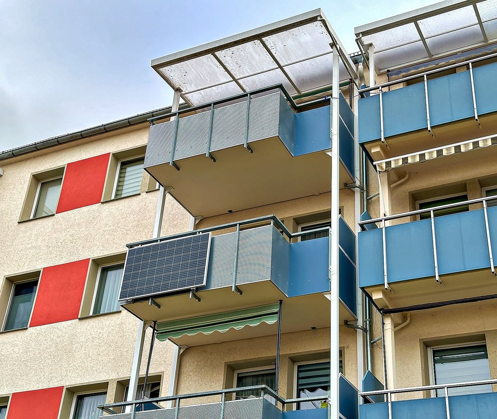 Dieses Balkonkraftwerk in der Erich-Mühsam-Straße ist zur Veranschaulichung von der WBG montiert worden.
