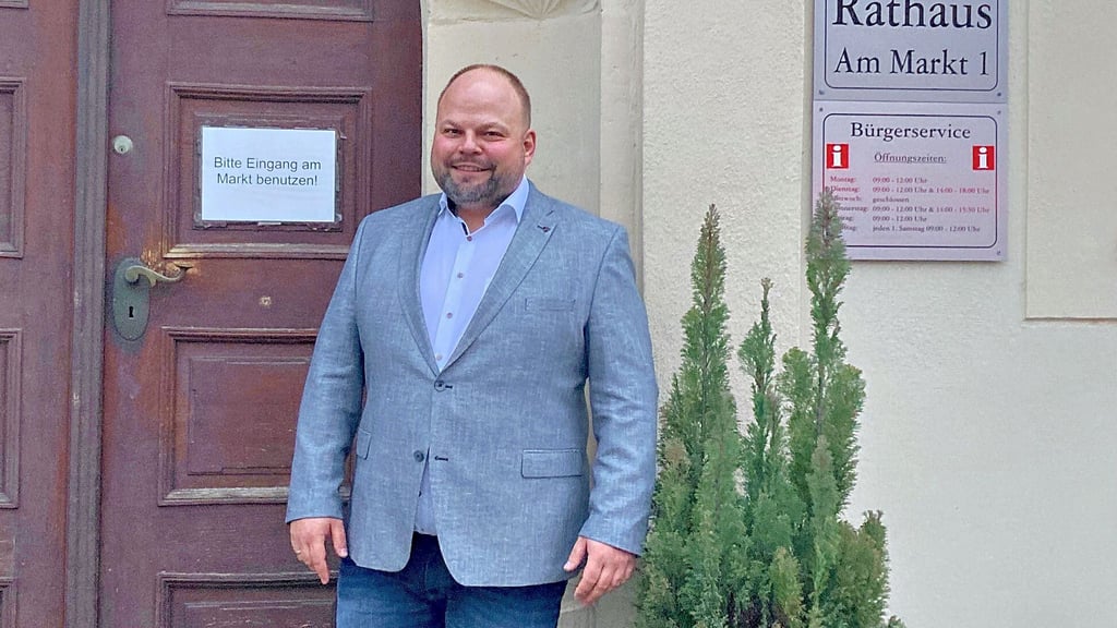 André Lehmann vor dem Haupteingang des Coswiger Rathauses