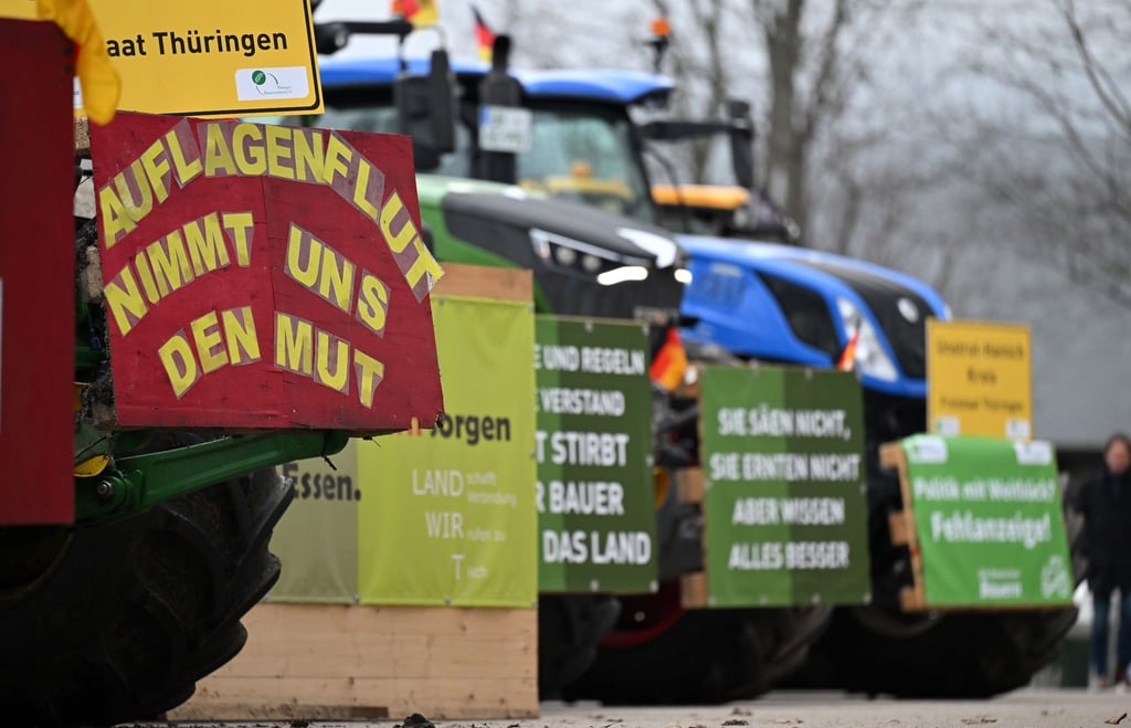 Traktoren mit Protestplakaten stehen am „Landwirte-Camp“ des Thüringer Bauernverbandes vor dem Thüringer Landtag.