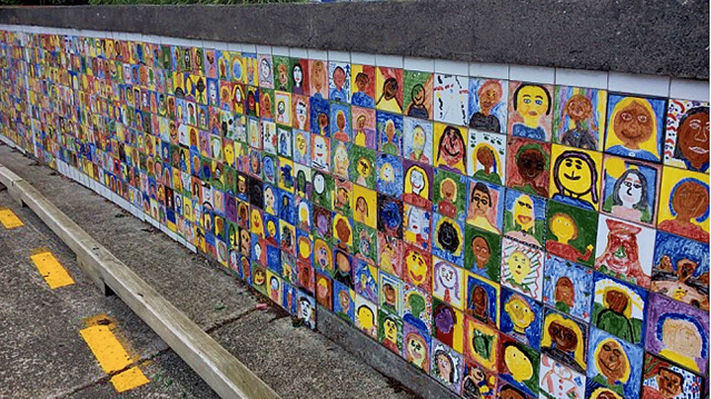 Die „Millennium Wall“ im neuseeländischen Gisborne wurde 1999 erbaut und besteht aus 6.500 Fliesen, die von Kindern aus der Stadt bemalt wurden.