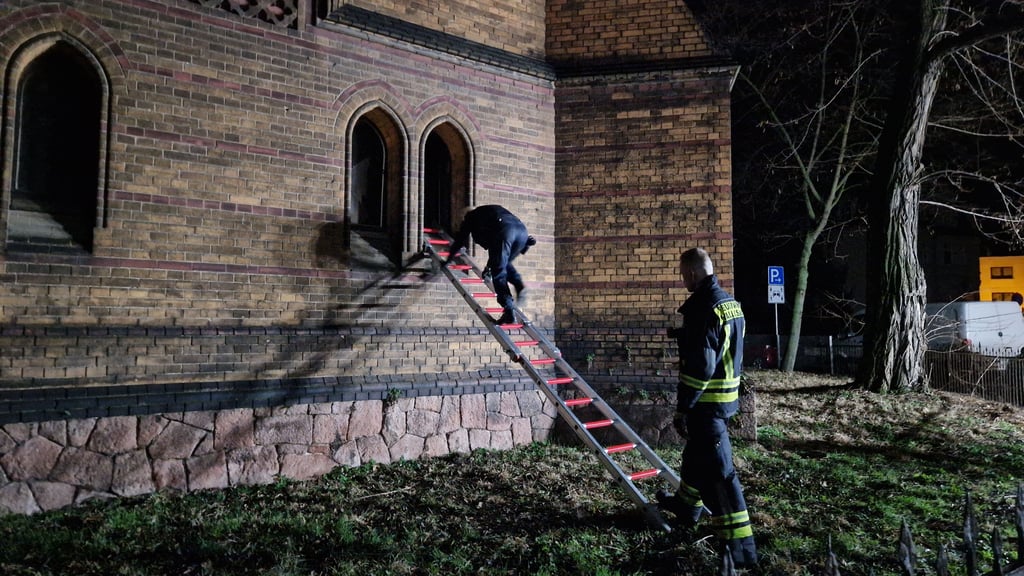 Einbruch in die Stephanuskirche? Die Feuerwehr half der Polizei in die Kirche zu gelangen um am mutmaßlichen Tatort nach Einbrechern zu suchen.