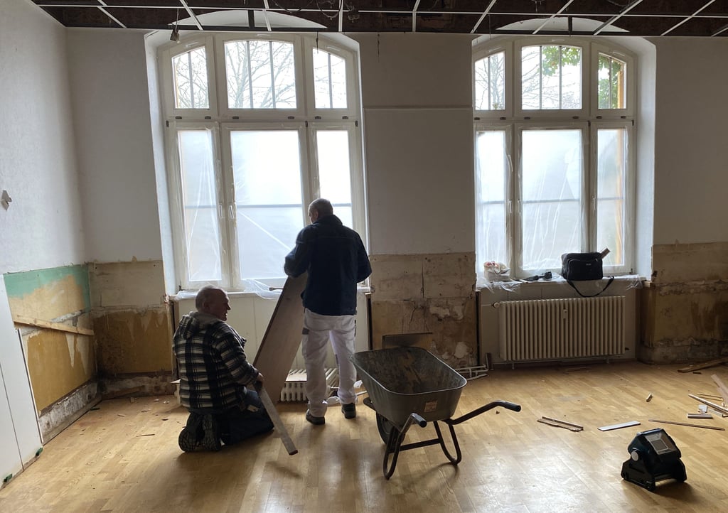 Die Handwerker räumen das alte Heizungssystem aus den Räumen, die einmal das Domizil für Förstes Sachverständigenbüro werden sollen.