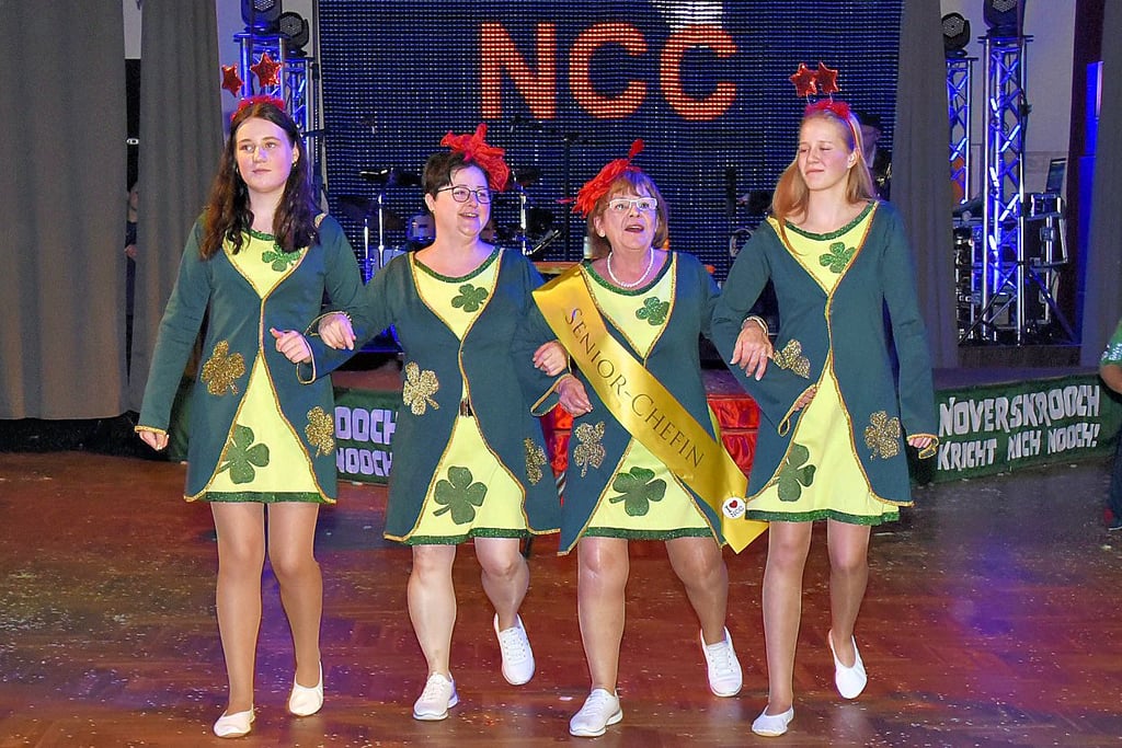 Bei der Schunkelrunde hat Heidelore Hanner als Senior-Chefin einen ganz besonderen Auftritt, links neben ihr Tina Beckmann, die den NCC ebenfalls geprägt hat.