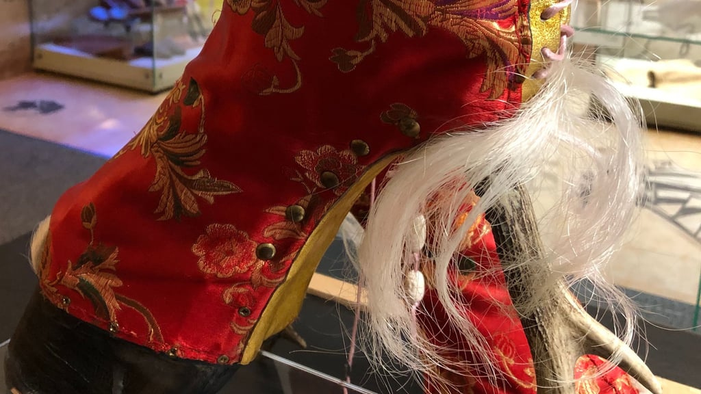 Diese Schuhskulptur der Berliner Künstlerin Iris Schieferstein ist jetzt in der neu gestalteten Schuhausstellung im Weißenfelser Museum zu sehen.