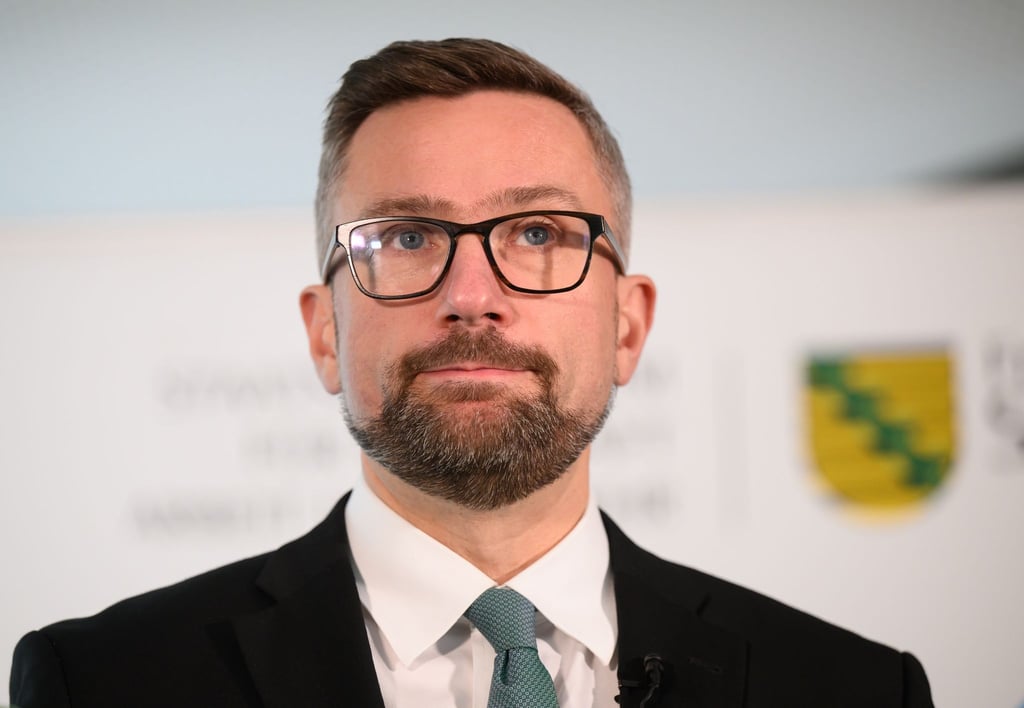 Martin Dulig (SPD), Wirtschaftsminister von Sachsen, gibt im Wirtschaftsministerium ein Statement zum Vergabegesetz.