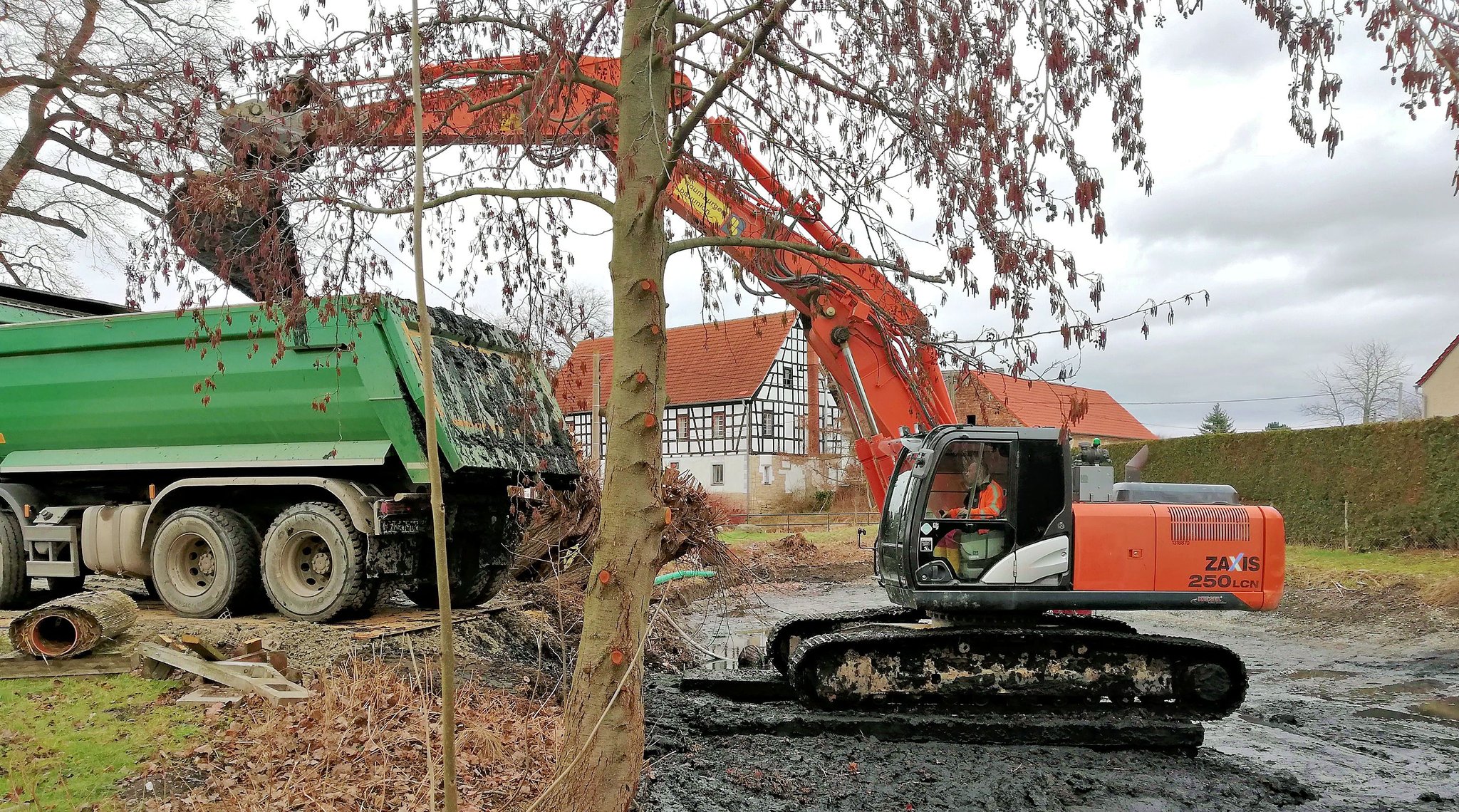 UHV Weiße Elster saniert Teiche In Göbitz wird der Teich „gefegt“