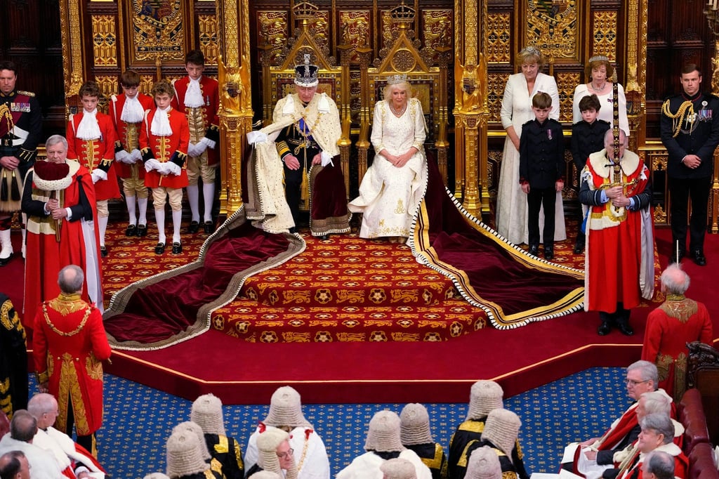 Charles III sitzt neben Camilla während der Eröffnung des Parlaments im Palace of Westminster.