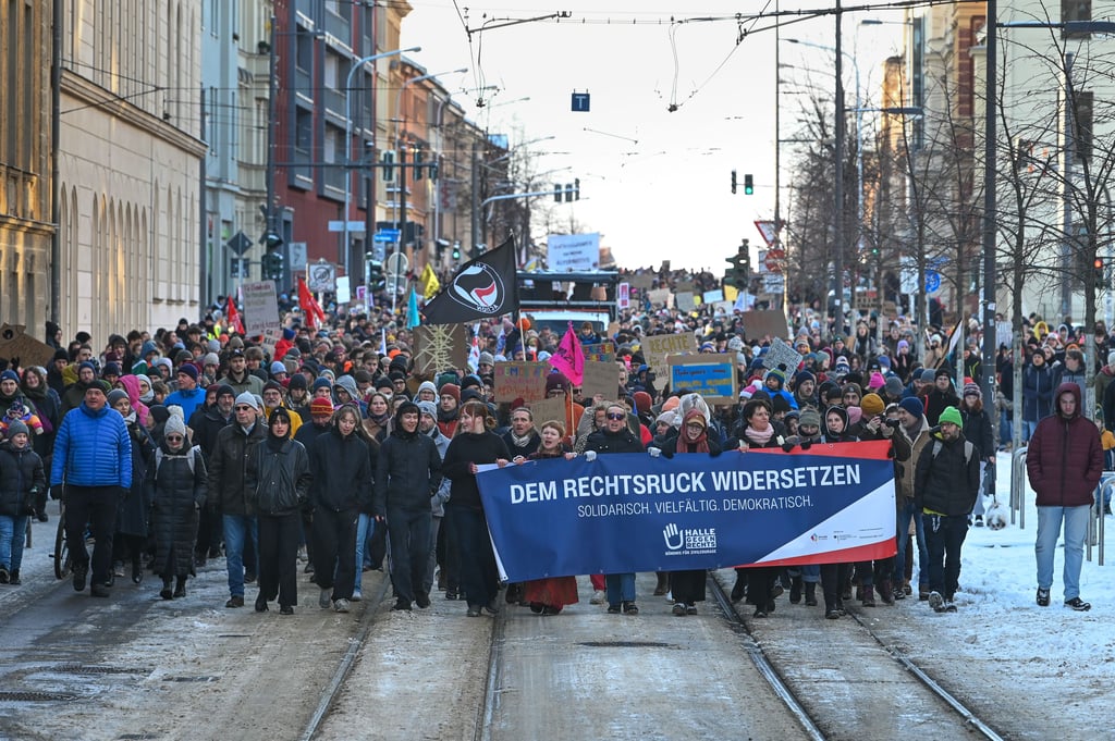 Protest in Halle: Der Demonstrationszug gegen Rechstextremismus zog am 20. Januar mit tausenden Teilnehmern durch die Ludwig-Wucherer-Straße.