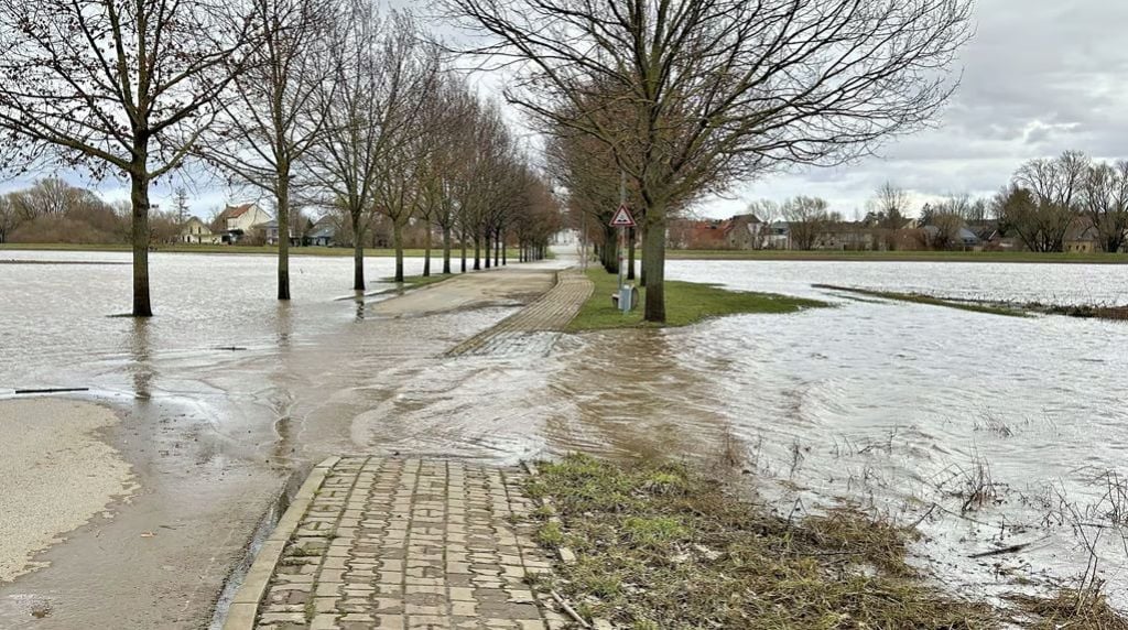 Hochwasser: Die Straße zwischen Löderburger See und Löderburg steht nach über einem Monat noch immer unter Wasser.