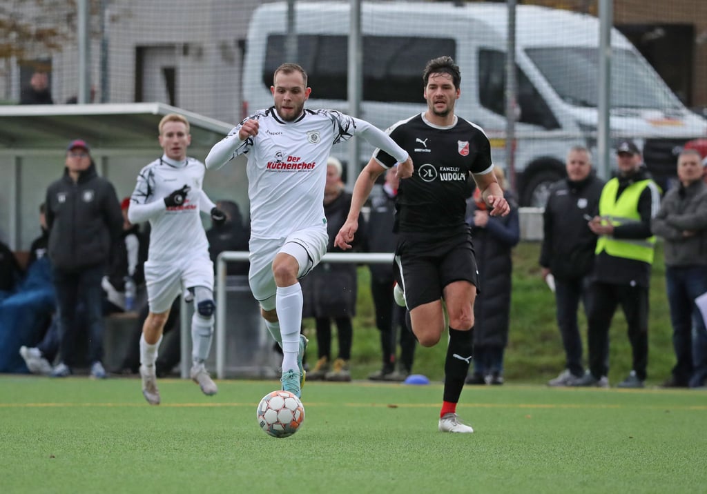 Startet mit dem VfB Ottersleben in die zweite Saisonhälfte der Verbandsliga: Damian Leuschner (l.), hier gegen Ammendorfs Arnold Schunke.