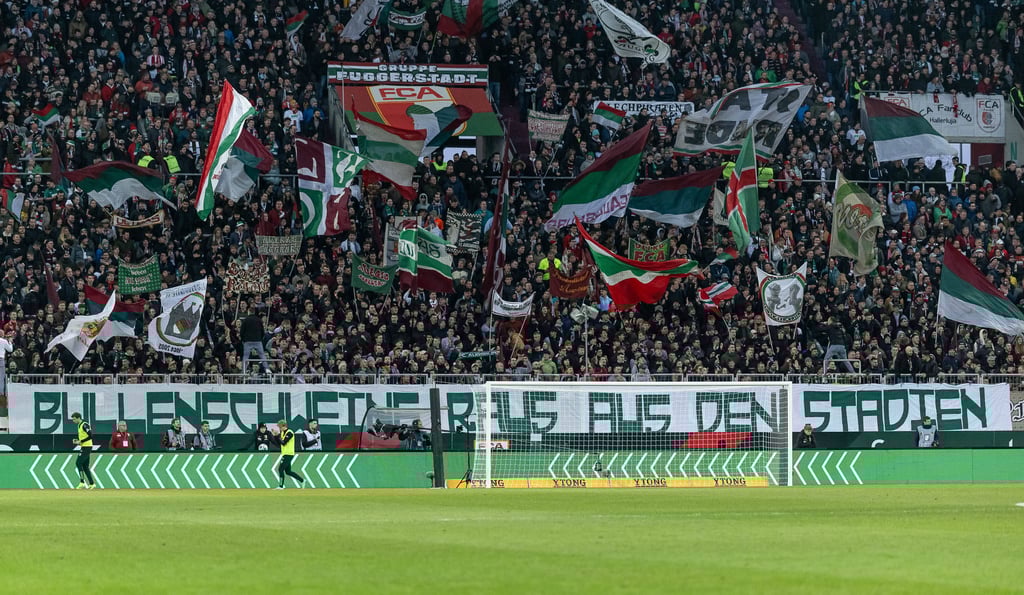 Fans des FCA zeigten beim Spiel gegen Bayern ein Spruchband gegen die Polizei.