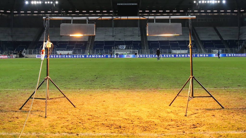 Auch künstliches Licht kann den Rasen in der MDCC-Arena nicht mehr retten: Er wird nach dem Heimspiel des 1. FC Magdeburg gegen FC St. Pauli ausgetauscht.