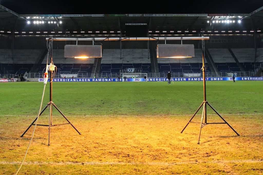 Auch künstliches Licht kann den Rasen in der MDCC-Arena nicht mehr retten: Er wird nach dem Heimspiel des 1. FC Magdeburg gegen FC St. Pauli ausgetauscht.