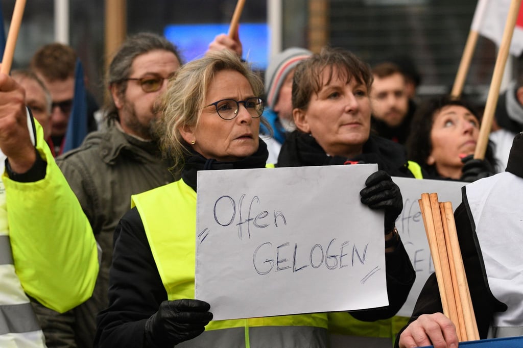 Teilnehmer einer Kundgebung beteiligen sich an einer Verdi-Demonstration.