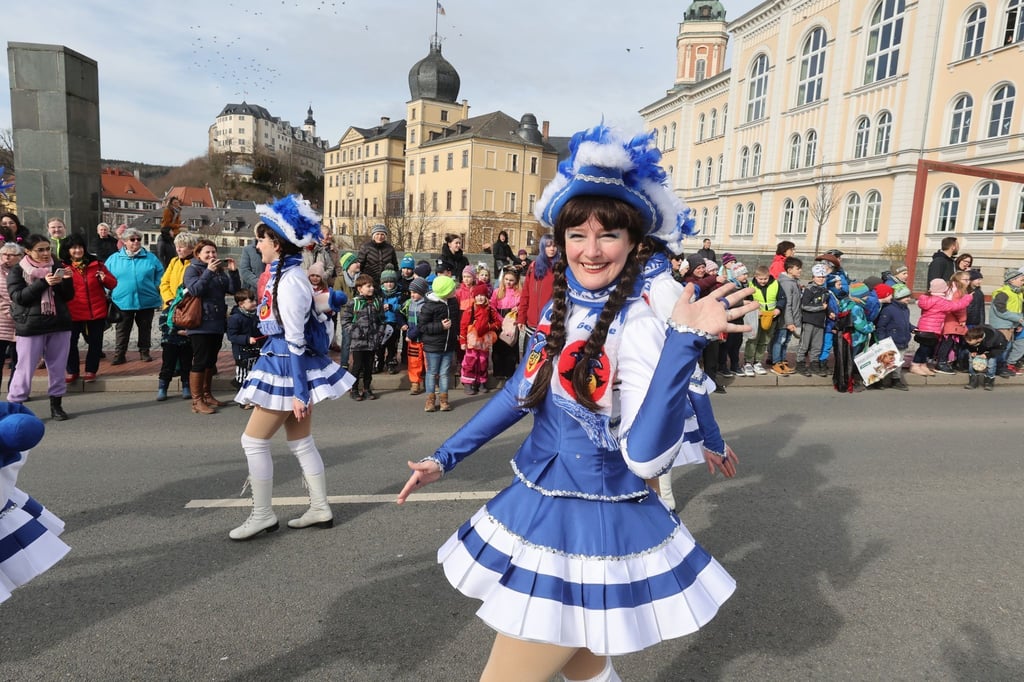 Teilnehmer des Rosenmontagsumzuges laufen 2023 durch die Greizer Innenstadt.
