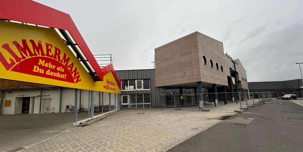 Wer zieht nach der Firma Zimmermann (l.) auf das frühere Real-Gelände? Auf jeden Fall wird ein Lebensmittelhändler das Angebot erweitern.