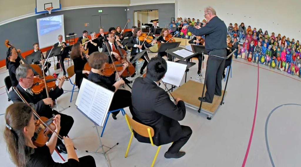 An der Grundschule Pfeilergraben in Aschersleben gehört Musik zum Bildungskonzept. Regelmäßig ist die Mitteldeutsche Kammerphilharmonie Gast. Die Konzerte sind offen für alle.