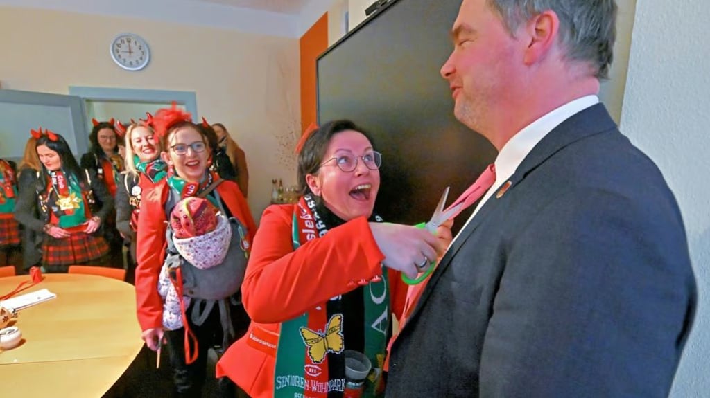 Auch Ascherslebens OB Steffen Amme lässt die Schlipsprozedur zur Weiberfastnacht über sich ergehen.