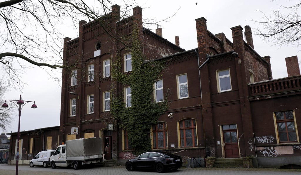 Die bisher vernagelten Fenster im rechten Gebäudeteil im Erdgeschoss sind inzwischen wieder frei gelegt und Baufolie ist eingesetzt worden.