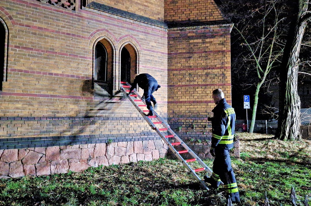 Die Feuerwehr unterstützte die Polizei dabei, auch im inneren der Kirche nach Einbrechern zu suchen.