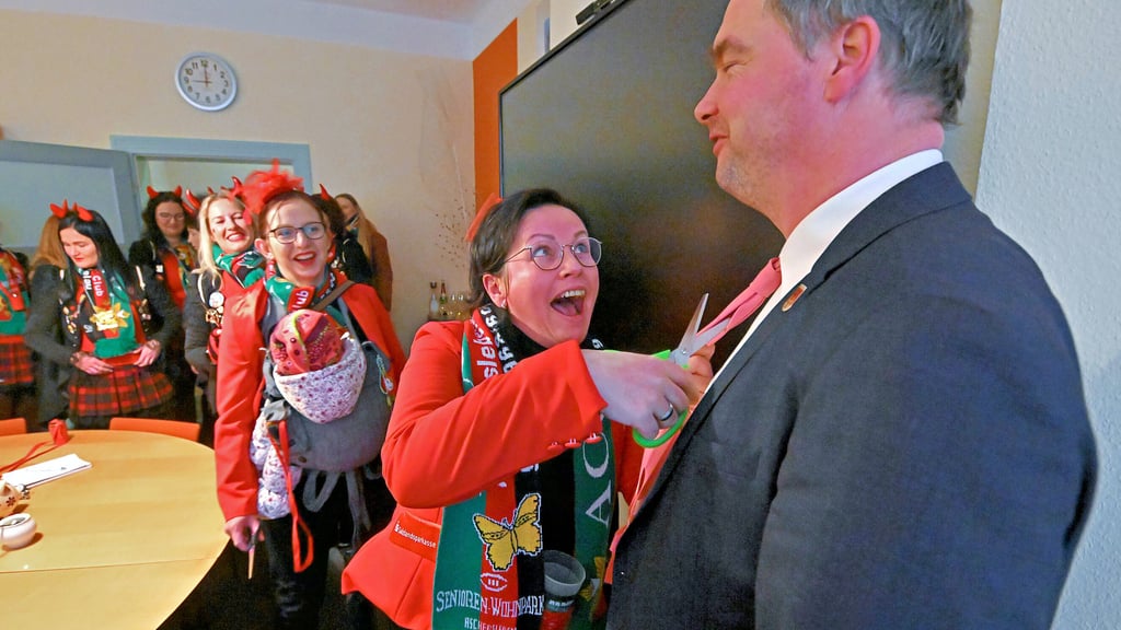 Auch Ascherslebens OB Steffen Amme lässt die Schlipsprozedur zur Weiberfastnacht über sich ergehen.