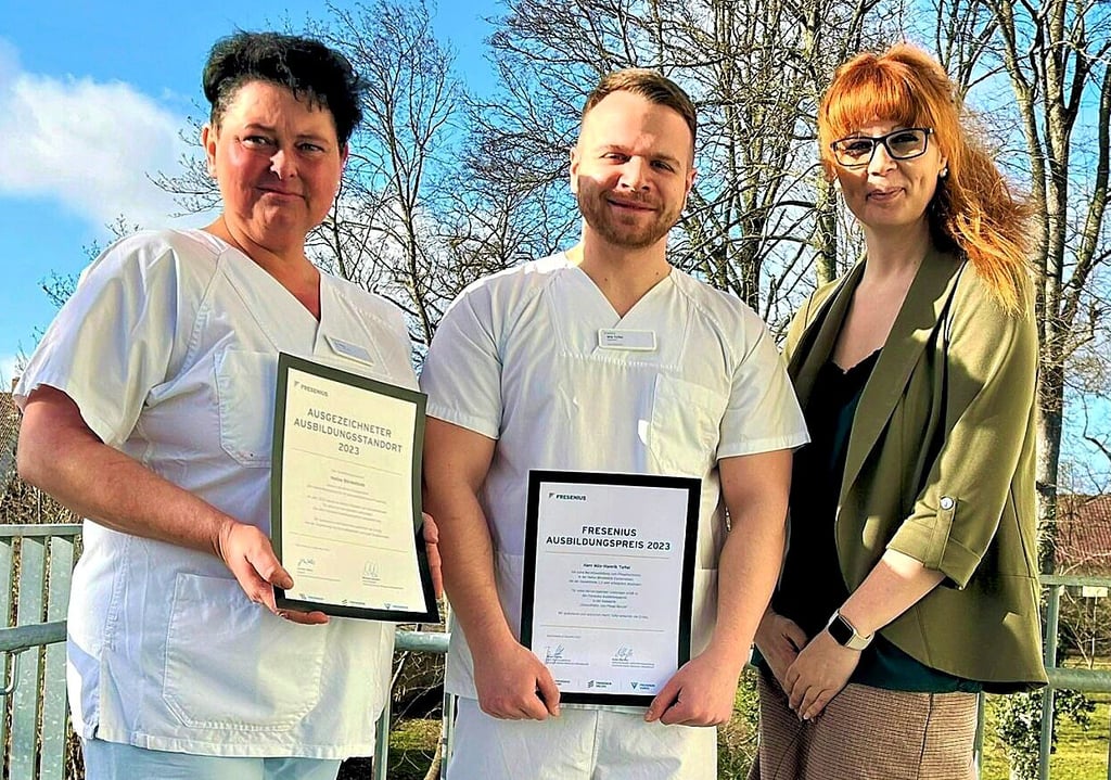 Pflegedirektorin Kathleen Lier und Praxisanleiterin Diana Halstenberg (links) freuen sich über die Würdigung der herausragenden Leistung ihres ehemaligen Auszubildenden und nun Kollegen Nils Henrik Teifel aus Oschersleben.