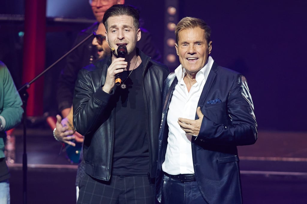 Der Musiker und Musikproduzent Dieter Bohlen (r) steht mit dem Sänger Alexander Klaws bei einem Konzert zu Bohlens 70. Geburtstag im Theater am Potsdamer Platz auf der Bühne.
