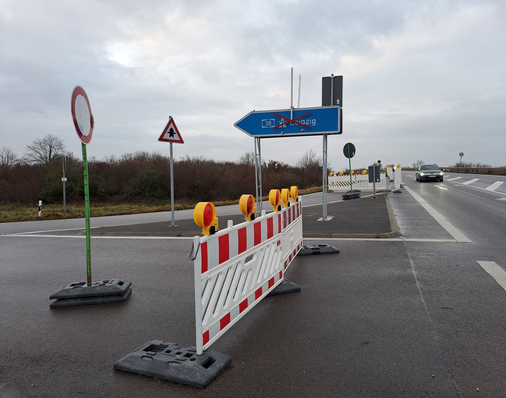 Dieses Bild dürfte Autofahrer an der A 38 bei Lützen wohl noch bis Jahresende erwarten.