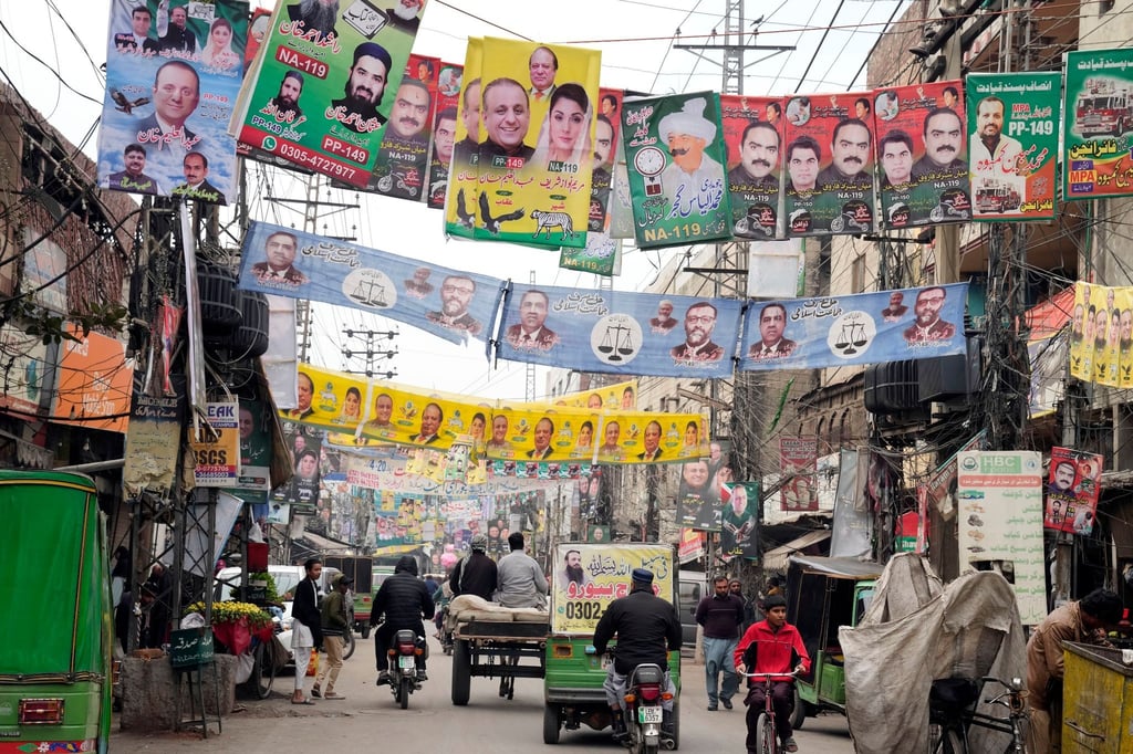 Seit Monaten prangern Politikexperten und Menschenrechtler in dem Land unfaire Wahlbedingungen an, da Pakistans Justiz die Opposition weitgehend demontiert hat.