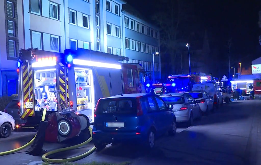 Das Videostandbild zeigt Feuerwehrleute im Einsatz bei einem Brand.
