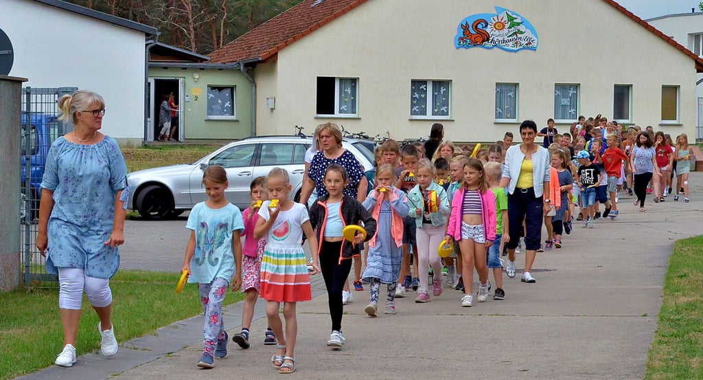 Die Schule in Schönhausen hat trotz des Einwohnerschwunds derzeit über 100 Kinder – hier ein Foto aus 2022 beim Umzug durchs Dorf.