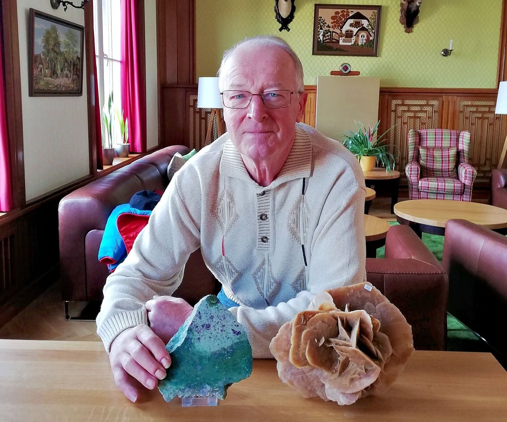 Zwei seiner besonderen Schätze präsentiert Bernd Zimmermann zum Pressegespräch im Hyzet-Klubhaus: eine Wüstenblume (rechts) und Edelstein aus Malachit, Chrysokoll und Fluorit. Diese gibt es zur 39. Mineralienbörse.