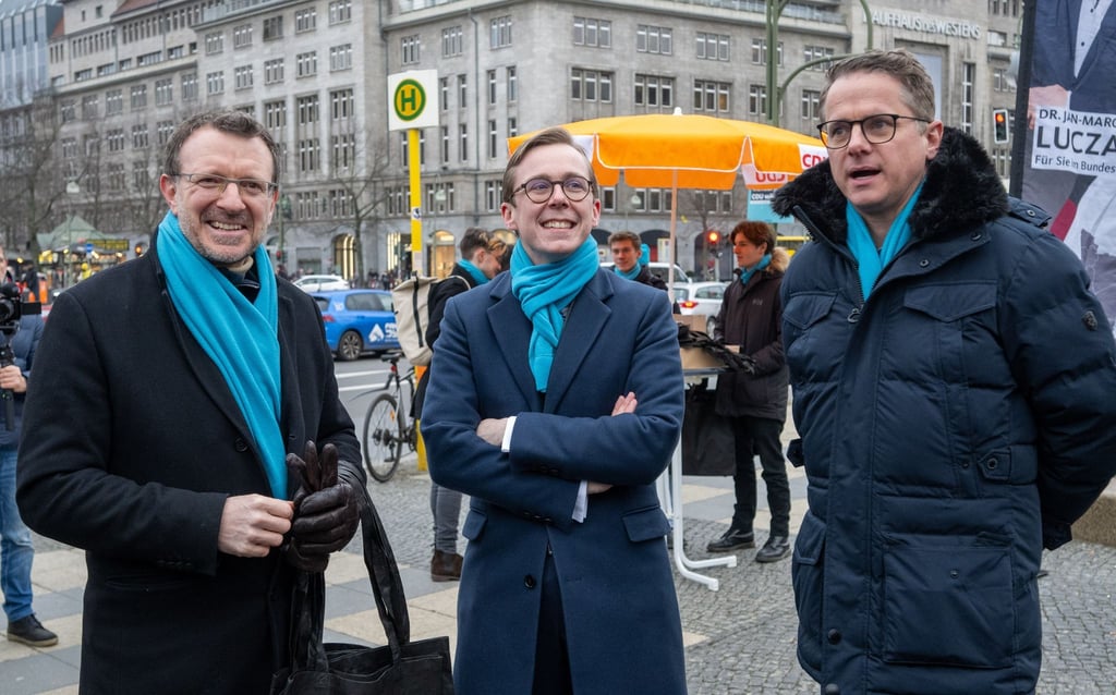 Die CDU-Politiker Jan-Marco Luczak (l-r), Philipp Amthor und Carsten Linnemann bei einer Wahlkampfveranstaltung.