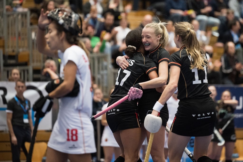 Deutschlands Laura Saenger jubelt nach einem Tor mit Deutschlands Tara Duus (l) und Deutschlands Ines Wanner (r).