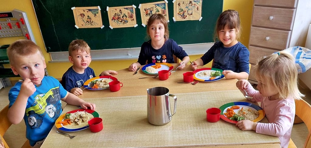 Fynn (links) wartet nicht lange mit dem Essen, denn es sieht für ihn in seiner Kita in Havelberg so appetitlich aus.