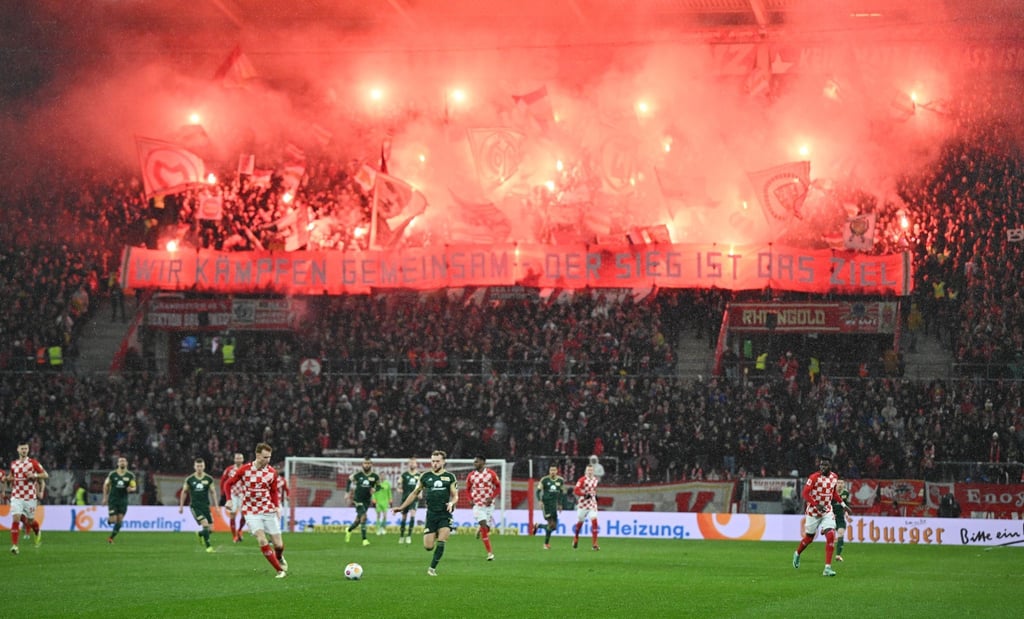 Mainzer Ultras brennen zu Spielbeginn Pyrotechnik ab.