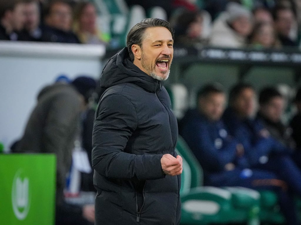 Niko Kovac gibt Anweisungen von der Seitenlinie in der Volkswagen Arena.