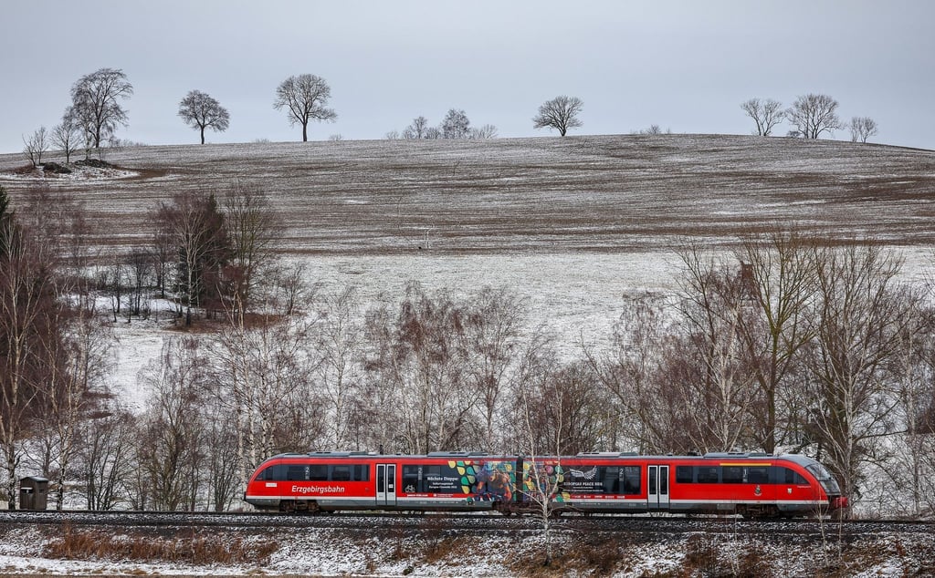 Ein Zug der Erzgebirgsbahn fährt auf der Forschungs- und Erprobungsstrecke durchs Erzgebirge.