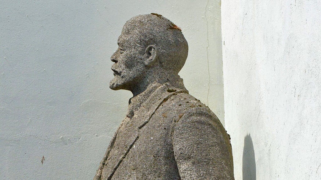 Das Lenin-Denkmal, das einst am heutigen Nachtigalplatz in Stendal stand, steht noch etwas versteckt in einer Ecke auf dem Grundstück des Feuerwehrmuseums Sachsen-Anhalt.