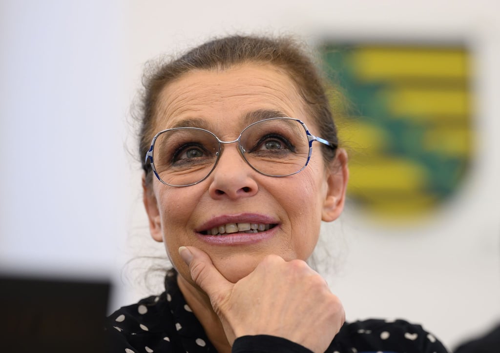 Sängerin Julia Neigel sitzt vor Beginn der mündlichen Verhandlung die sächsische Corona-Schutzverordnung im Oberverwaltungsgericht.